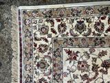 un chat allongé sur un tapis posé à même le sol