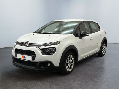 Une Citroën blanche est garée dans une grande pièce