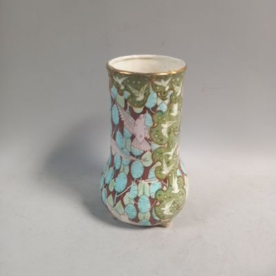 un vase avec un motif floral sur une table