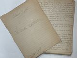 deux vieux papiers avec de l'écriture assis l'un à côté de l'autre