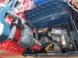 une boîte bleue contenant des outils, posée sur une étagère
