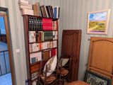 une pièce dans laquelle se trouvent une bibliothèque et un fauteuil