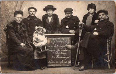 CPA : 1914 carte photo souvenir d'une famille se retrouvant