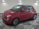 la photo d'une petite voiture rouge garée dans un garage