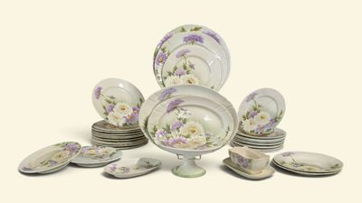beaucoup d'assiettes et de tasses sur la table