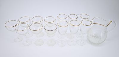 plusieurs verres et un pichet posés sur un plan de travail blanc