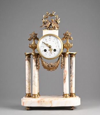 une horloge posée sur un socle en marbre