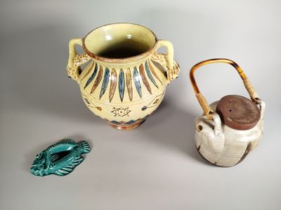 deux vases posés l'un à côté de l'autre sur une table