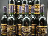 six bouteilles de vin sont alignées sur une table