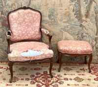 Fauteuil dossier à la Reine en bois naturel sculpté et moulu…