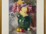 un tableau représentant des fleurs dans un vase vert avec des pommes