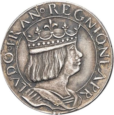 gros plan d'une pièce de monnaie surmontée d'une couronne