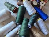 de nombreuses bobines de fil posées sur une table