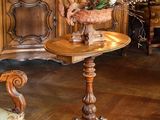 une table en bois sur laquelle est posé un vase, dans un salon