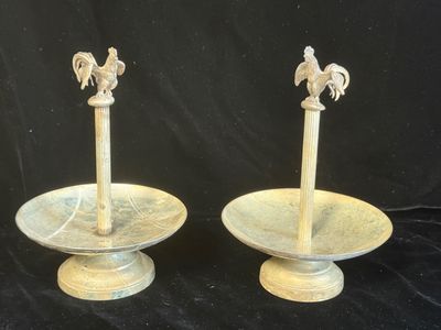 paire de bougeoirs anciens en fonte représentant des coqs, montés sur des socles