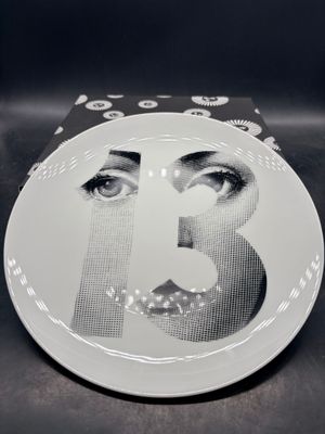 une assiette sur laquelle est représenté le visage d'une femme
