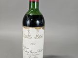 une vieille bouteille de vin rouge posée sur une table