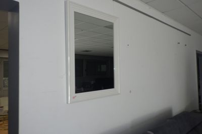 une photo d'un salon avec un canapé et un miroir