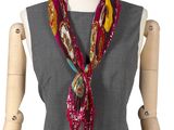 Haut sans manches gris pour femme, avec un foulard multicolore, sur une tête de mannequin