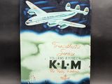 un livre sur lequel figure l'image d'un avion volant dans le ciel