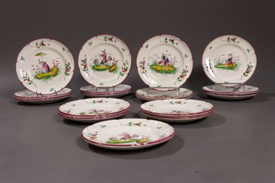 six assiettes présentant différents motifs et dessins sur un fond gris