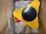 un objet jaune et noir dans une boîte posée sur une table