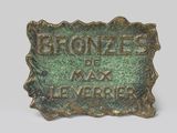 une photo d'une plaque en bronze portant l'inscription « Bronzes de Max Leverer »