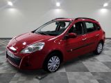 La petite voiture rouge est garée dans la pièce, sur un sol à carreaux.