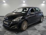 la voiture noire est garée sur un sol en damier dans le garage