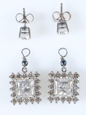 trois paires de boucles d'oreilles et une paire de boucles d'oreilles sur fond blanc