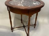 deux petites tables au plateau en marbre sont posées sur une surface blanche