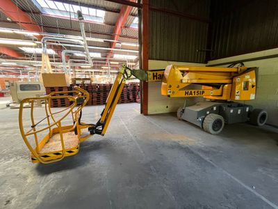 une grosse machine jaune garée à l'intérieur d'un bâtiment