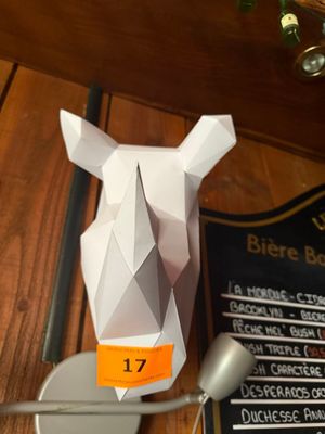 une sculpture en papier représentant une tête de zèbre posée sur une table