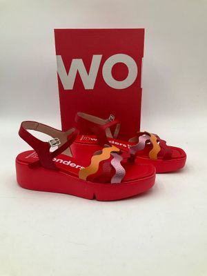 sandales en cuir rouge avec des lanières colorées et un logo sur le talon