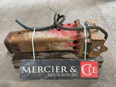 une pancarte sur laquelle est écrit « Mercier et Cle »