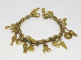 Gros plan sur un bracelet en or orné de breloques