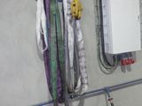 une photo d'une salle de bains avec des toilettes et un lavabo