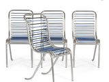 trois chaises en métal avec des coussins bleus sont disposées côte à côte sur une surface blanche