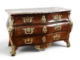 une commode avec un plateau en marbre sur fond blanc