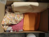 une boîte pleine de vêtements posée sur le sol