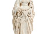 une statue blanche représentant une femme portant un voile sur la tête