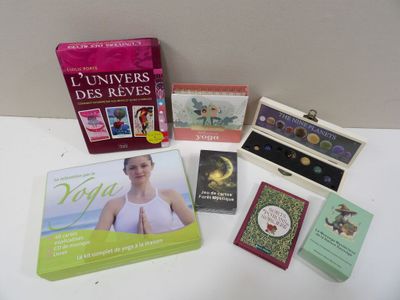 un grand nombre de livres posés sur une table