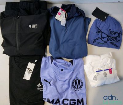 un tas de vêtements et un bonnet posés sur une table