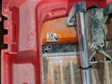 un gros plan d'une boîte à outils rouge contenant des outils