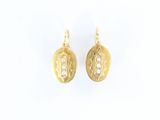 une paire de boucles d'oreilles en or ornées de perles sur fond blanc