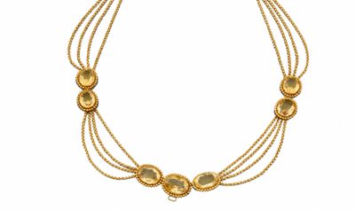 gros plan d'un collier sur fond blanc