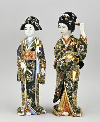 deux figurines asiatiques représentant des femmes vêtues de costumes traditionnels