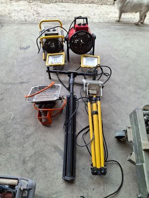 Ensemble comprenant : trois spots de chantier et deux chauff…