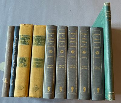 plusieurs livres sont alignés sur une table