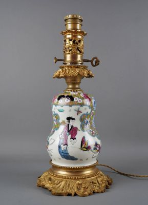 l'image d'une lampe posée sur une table